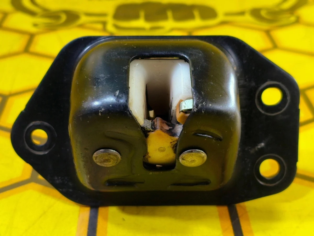 Замок багажника Nissan Juke 2012 90502EN00A F15 HR16DE