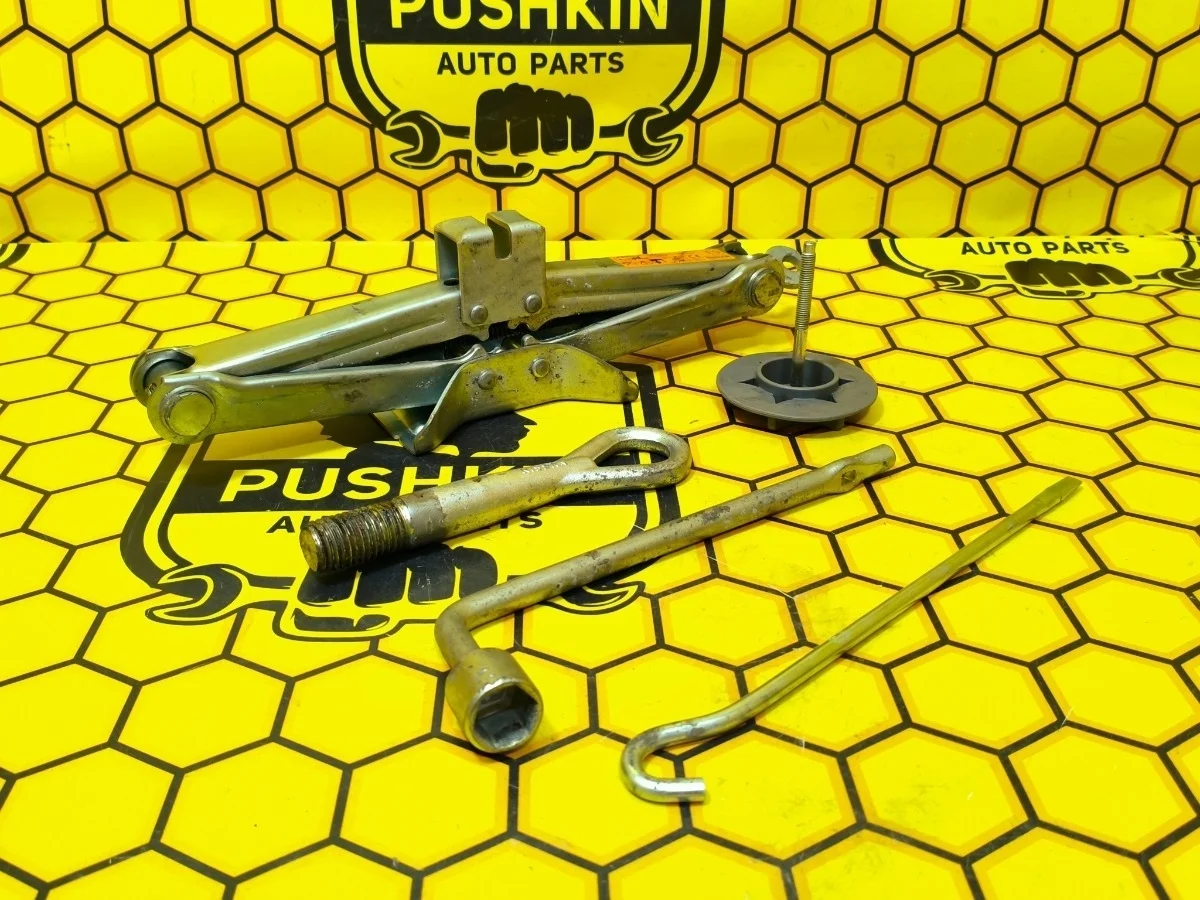 Набор инструментов Nissan Juke 2012 99550JN90A F15 HR16DE