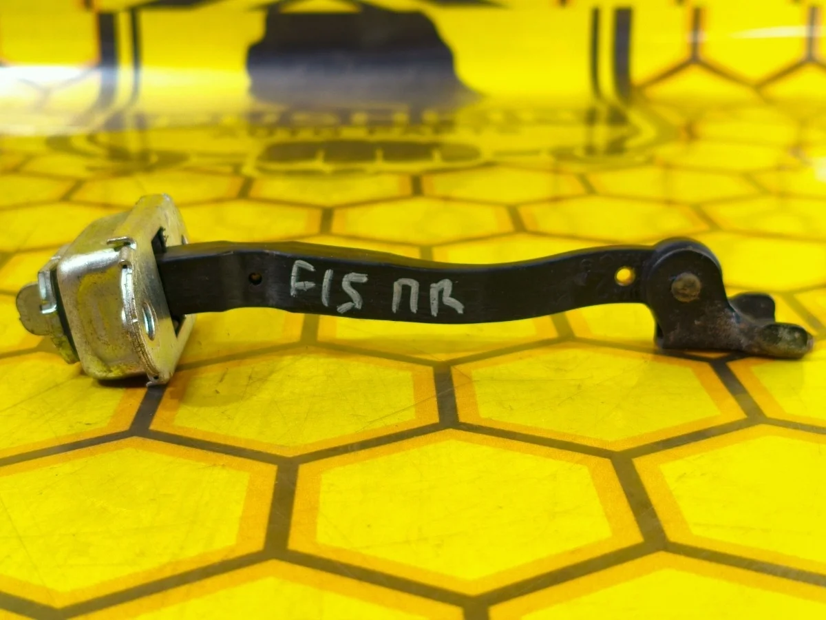 Ограничитель двери Nissan Juke 2012 804301KA0A F15 HR16DE, передний правый