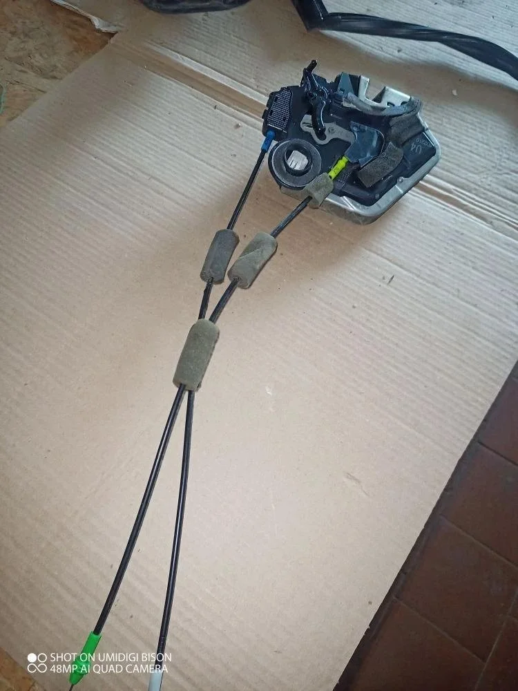 Замок двери задней левой Lexus IS II (2005—2008)