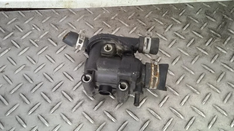 Корпус термостата Ford Focus 1  2.0 EDDC