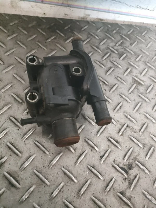 Корпус термостата Ford Focus 1 2003 2.0 EDDB