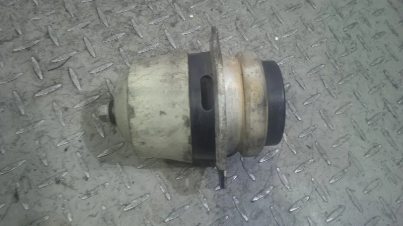 опора двигателя Audi Q7 1  3.0 TDI CCM  R