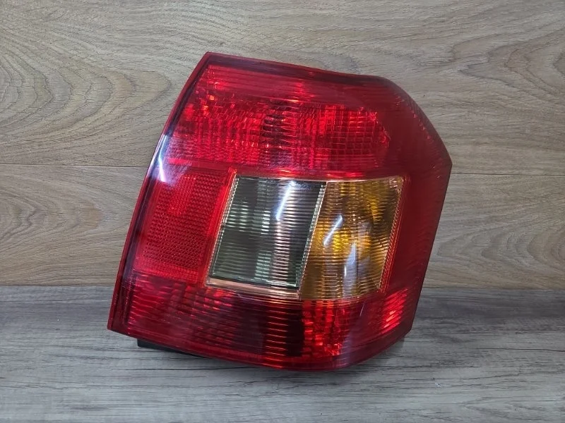 Фонарь задний TOYOTA COROLLA 2000-2007 8155113650 E120, правый