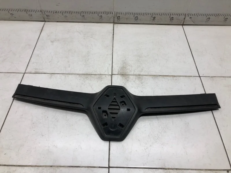 Накладка на решетку радиатора Renault Logan 2