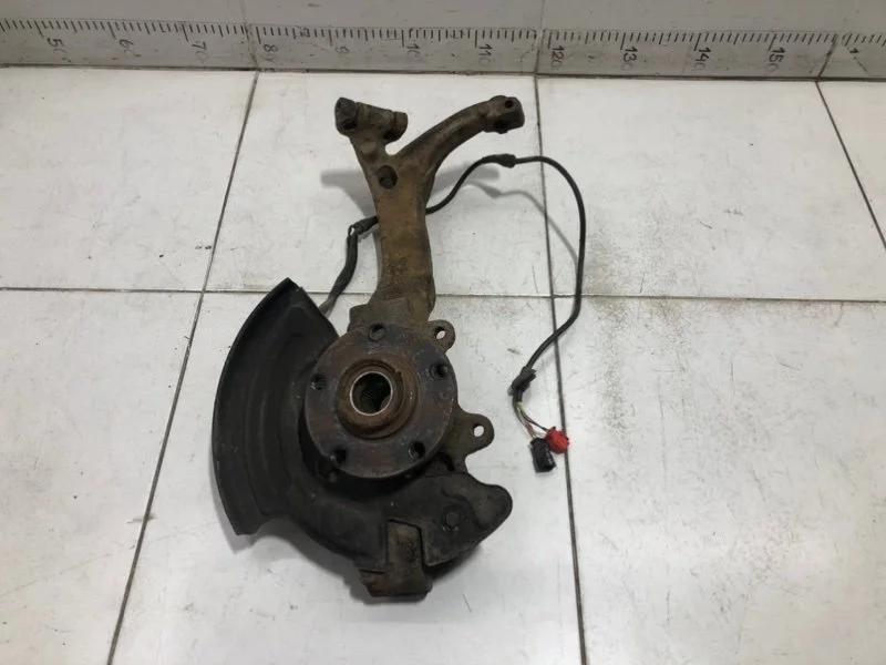 Кулак поворотный передний левый Audi A6 C5 4B2 AFB