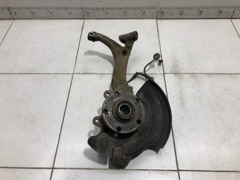 Кулак поворотный передний правый Audi A6 C5 4B2