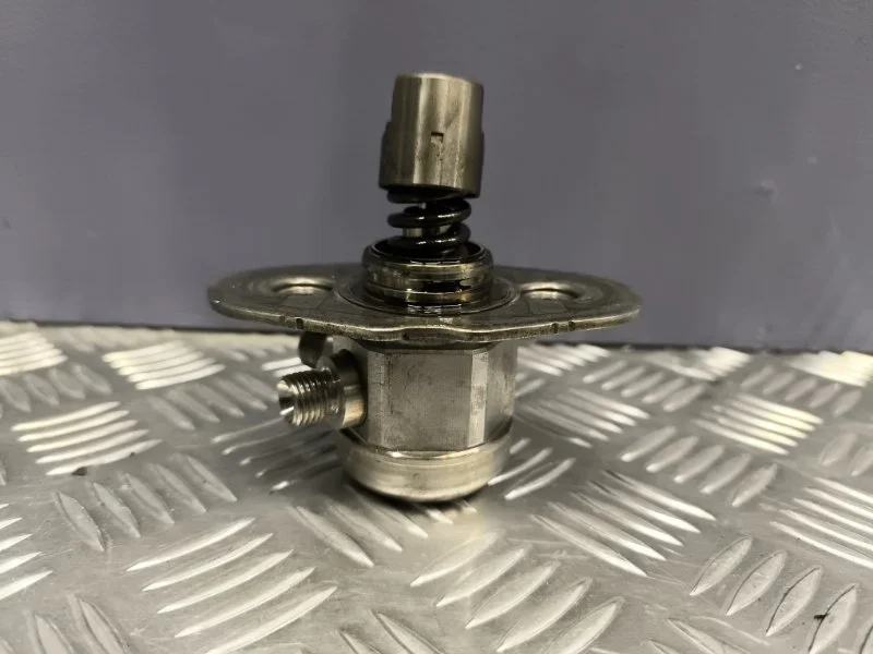 Топливный насос высокого давления BMW 3 2012 13518604229 F30 N20B20B