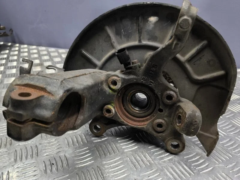 Кулак передний правый Audi A3 2007 1K0407256AA 8P BZB