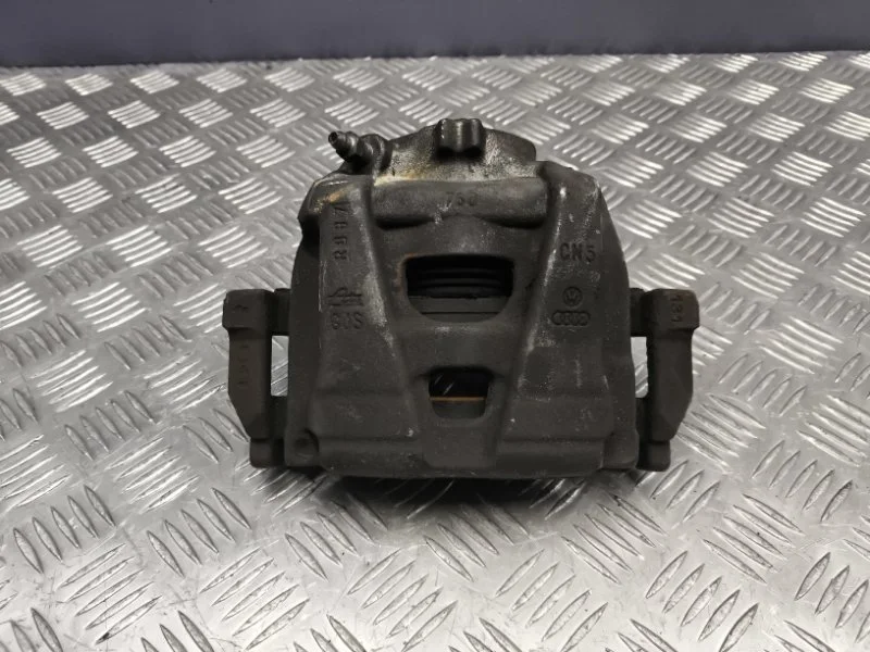 Суппорт передний правый Audi Q3 2014 5N0615124 8UB CCZ