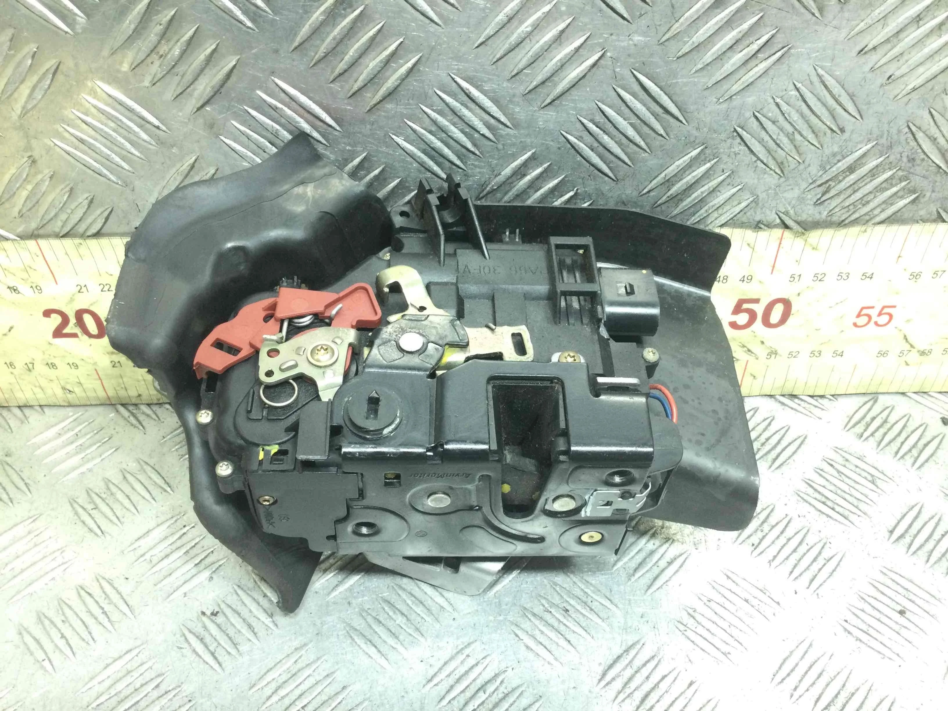 Замок двери задней левой Audi A4 B6 (2000-2005) дизель 2.5 TDI Автомат Универсал