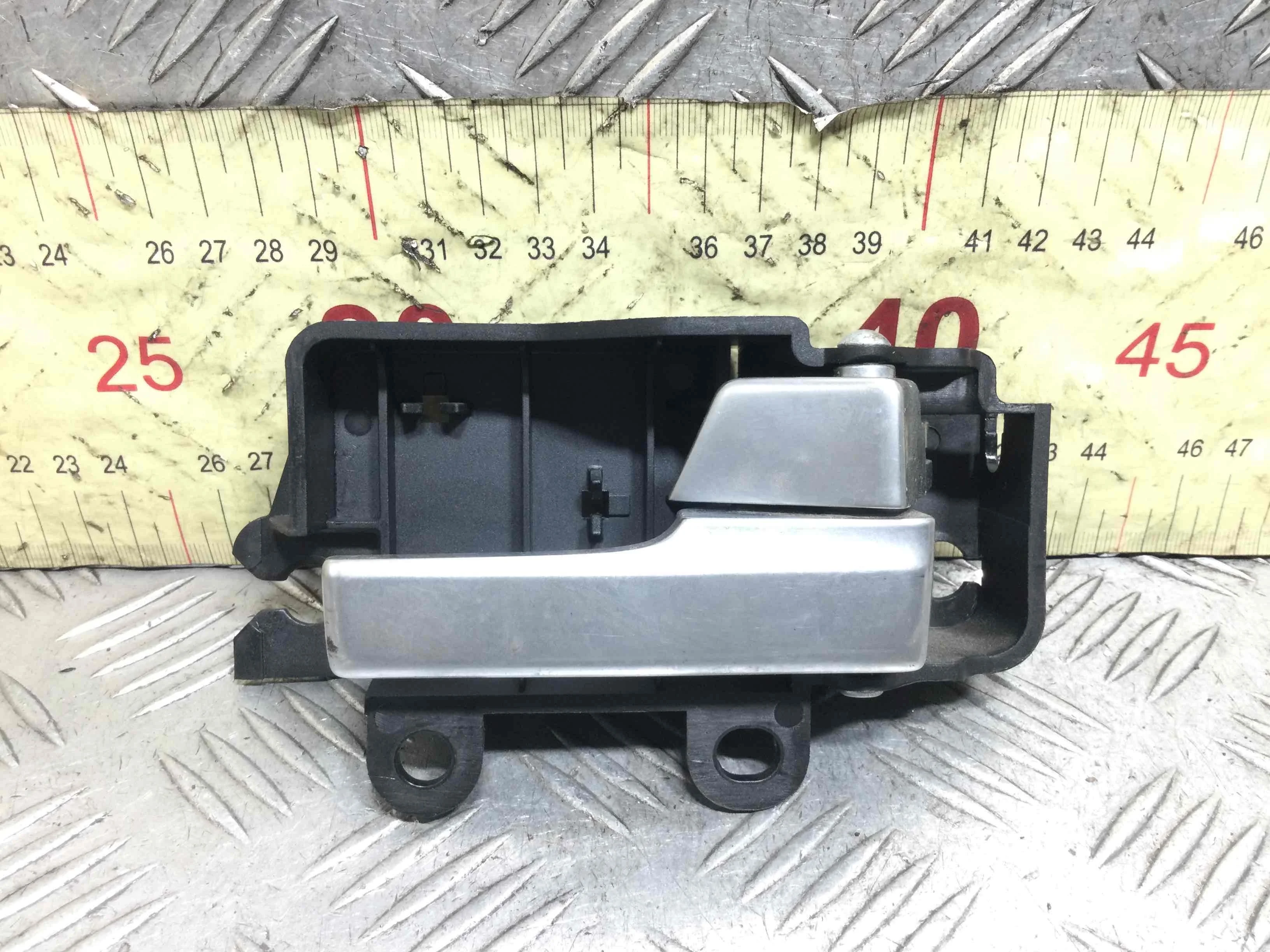 Ручка внутренняя передняя правая Ford Focus 2 поколение [рестайлинг] (2008-2011) бензин 1.6 i Механика 5-дв, х/б