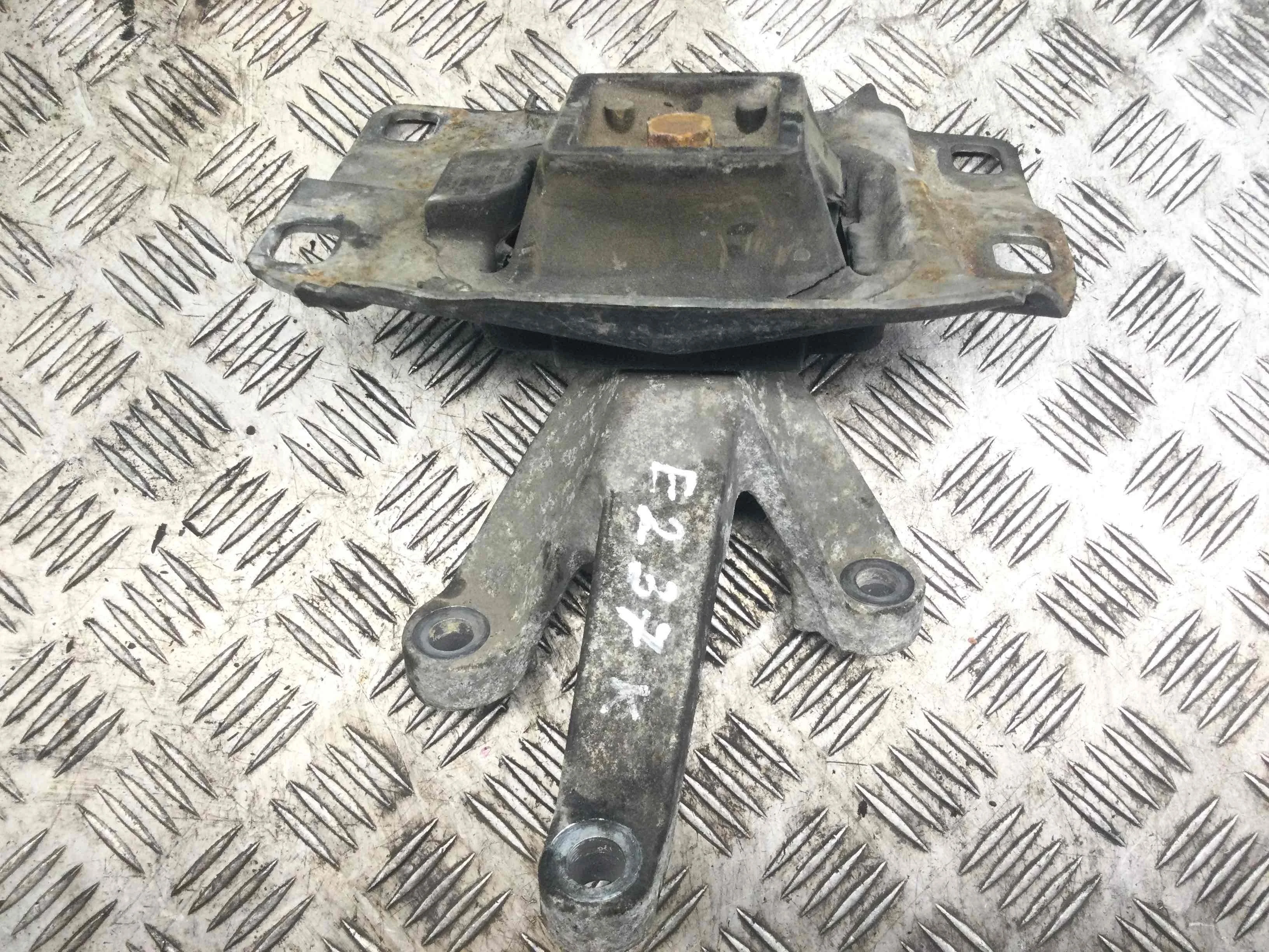 Кронштейн КПП Ford Focus 2 поколение [рестайлинг] (2008-2011) бензин 1.6 i Механика 5-дв, х/б