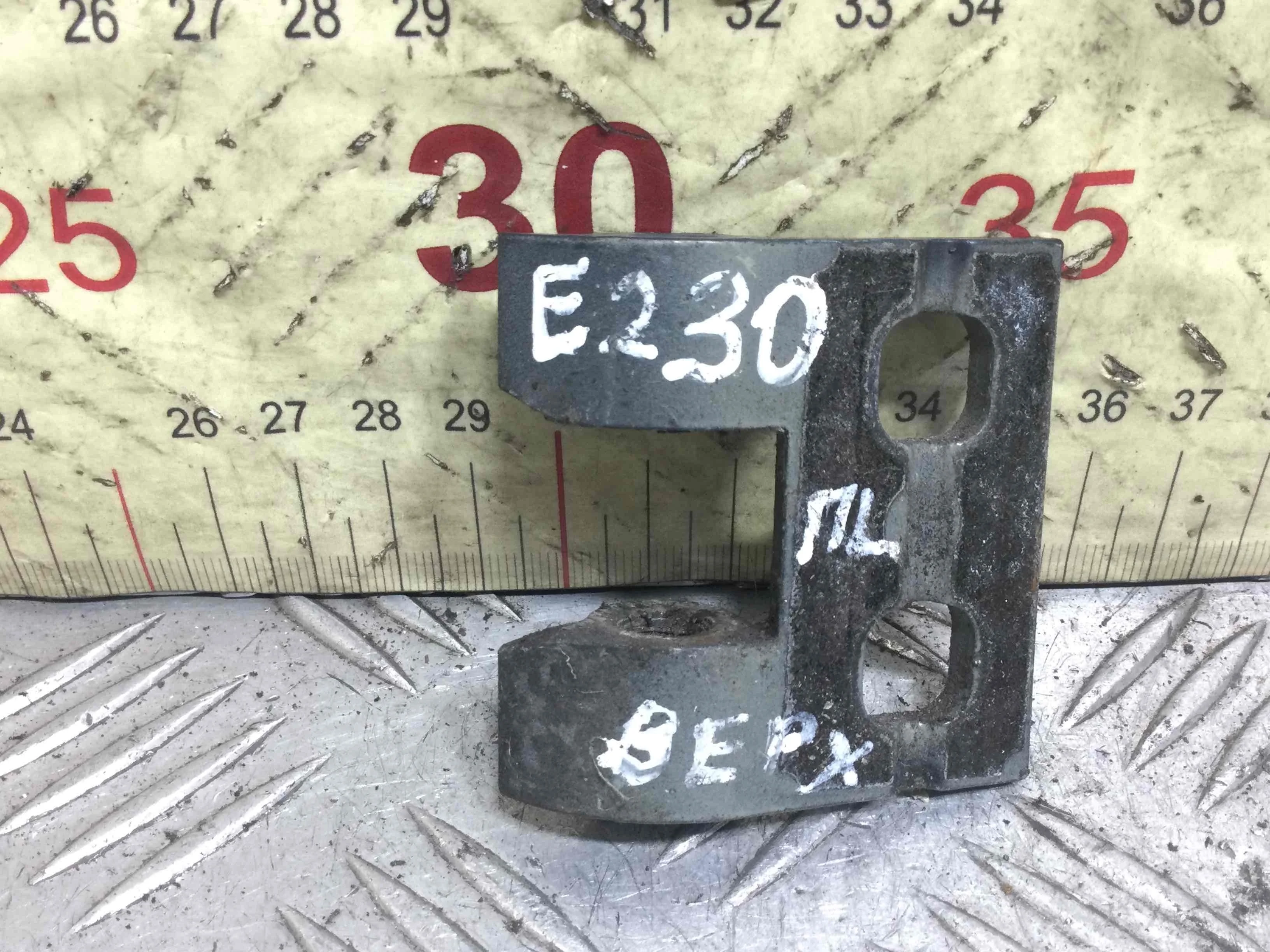 Петля двери передней левой BMW 3-Series 3-Series E90/E91/E92/E93 2005 - 2010 бензин 2.0 i Механика Универсал