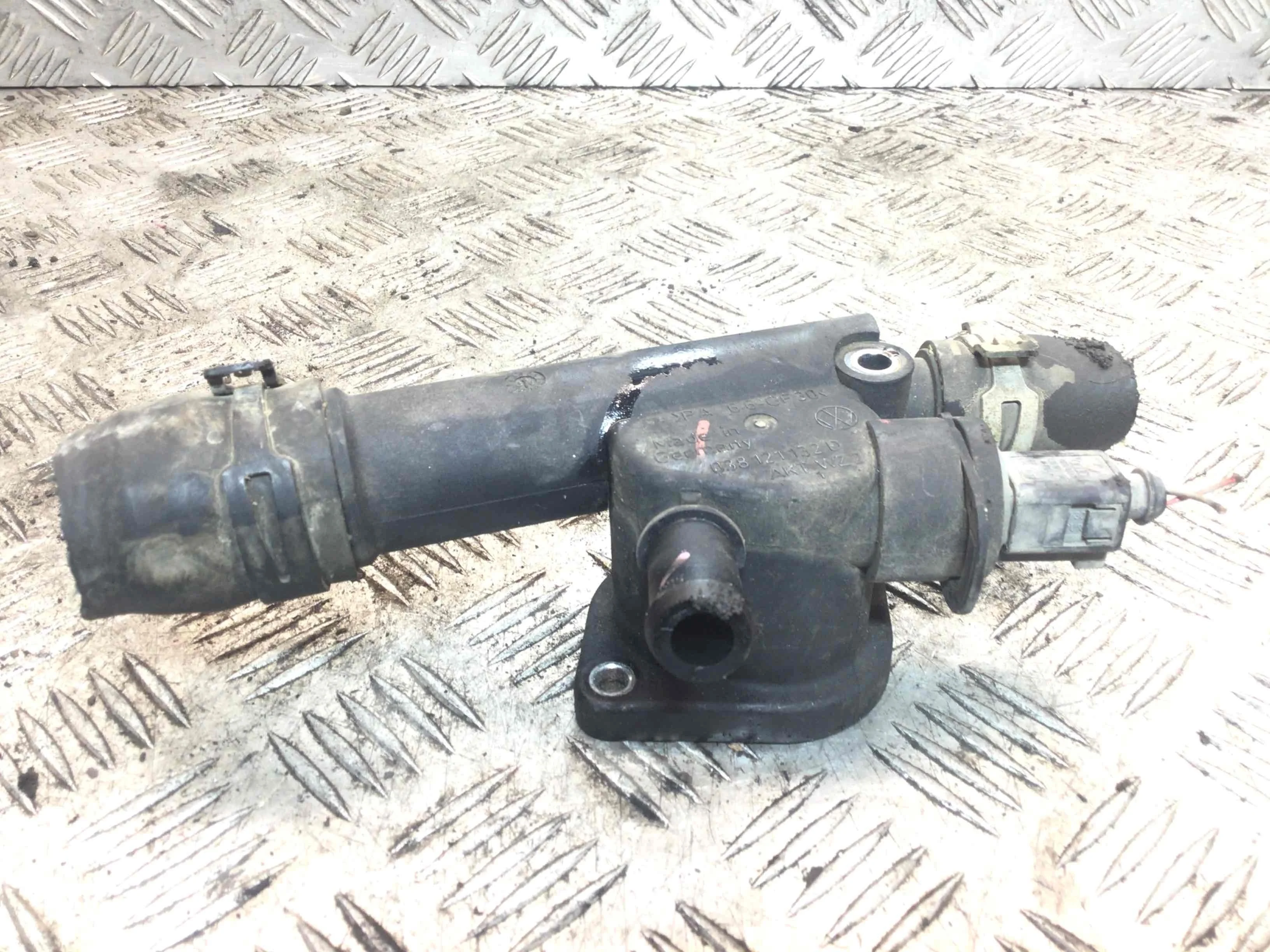 Фланец (тройник) системы охлаждения Volkswagen Golf 5 поколение (2004-2009) дизель 1.9 TDI Механика Х/б