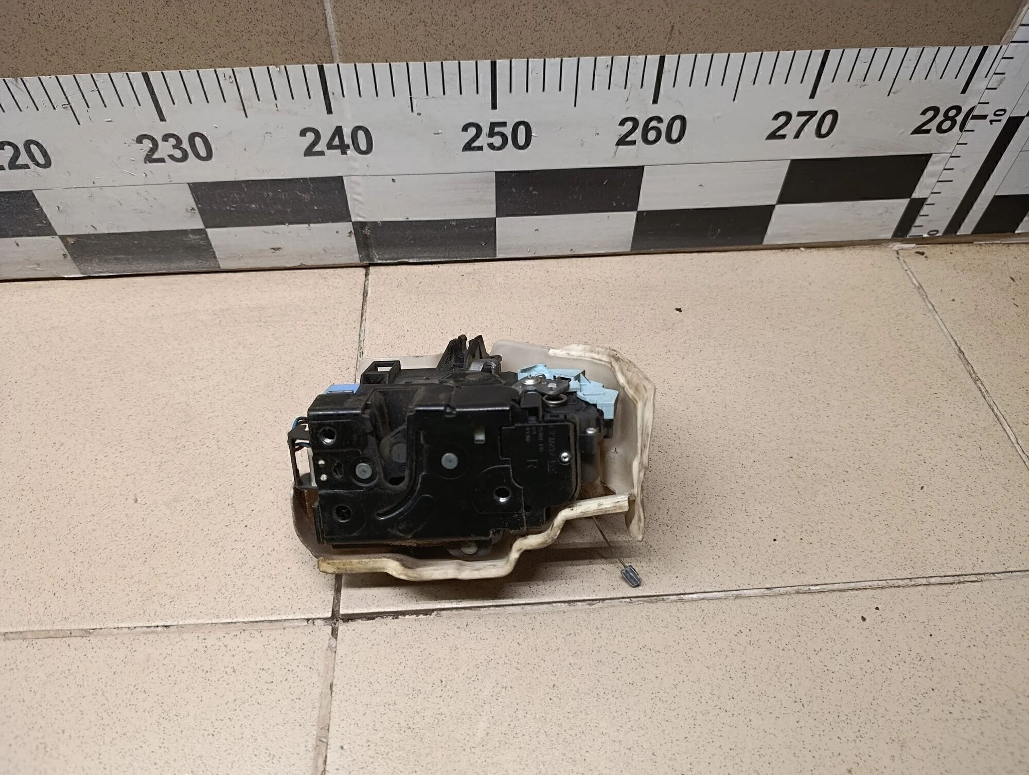 Замок двери передней правой Jetta 2006-2011