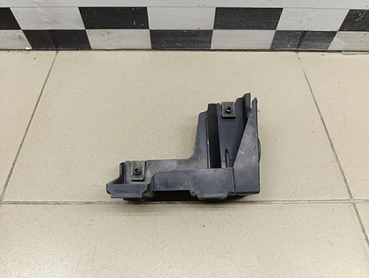 Направляющая заднего бампера левая Jetta 2006-2011