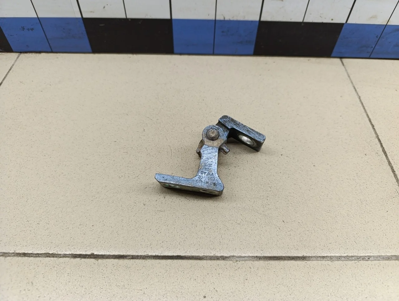 Петля двери Tiguan 2011-2016