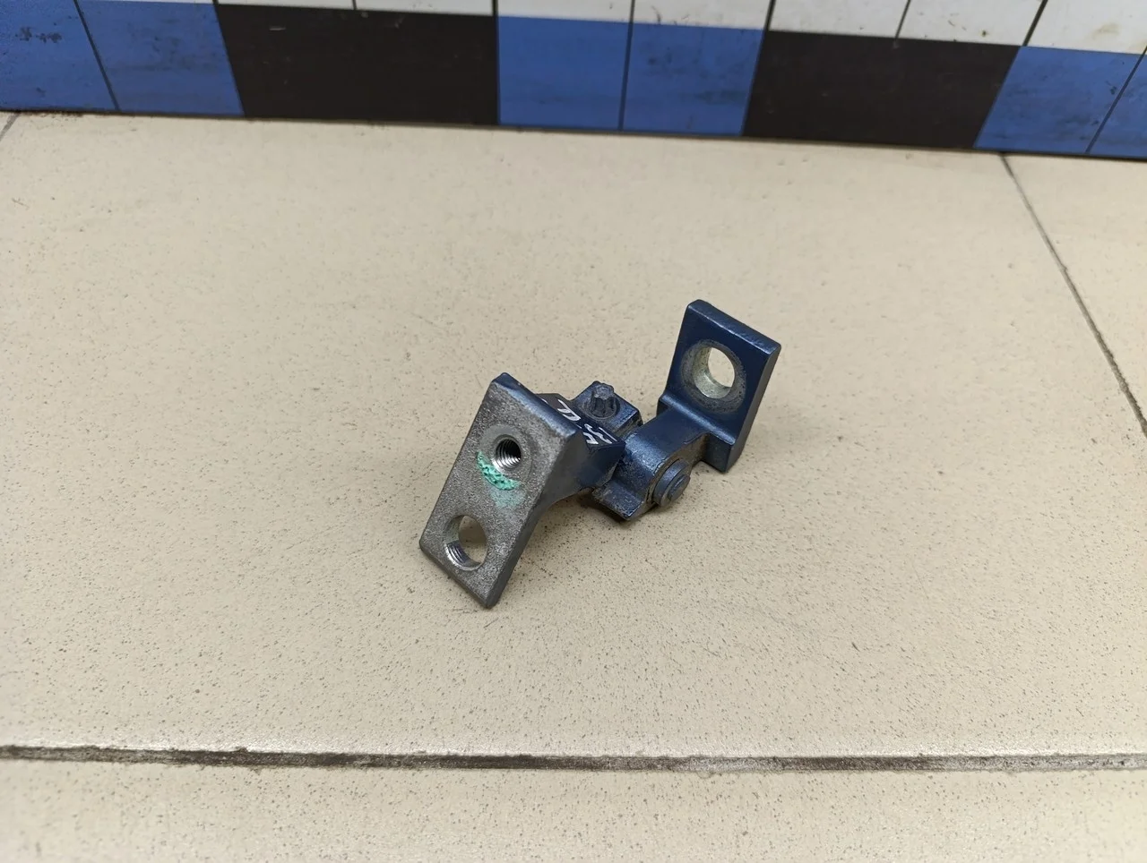 Петля двери Tiguan 2011-2016