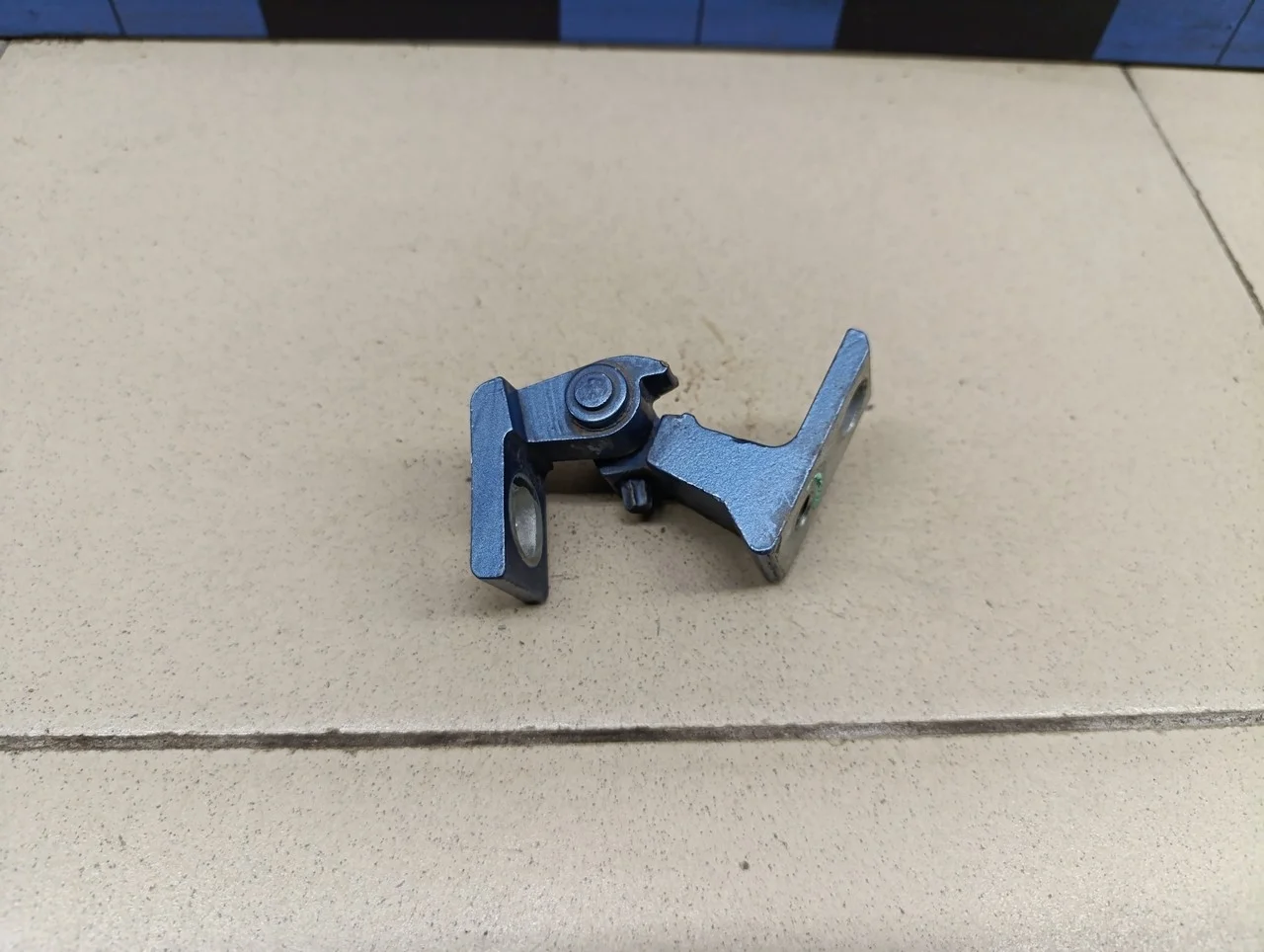 Петля двери Tiguan 2011-2016