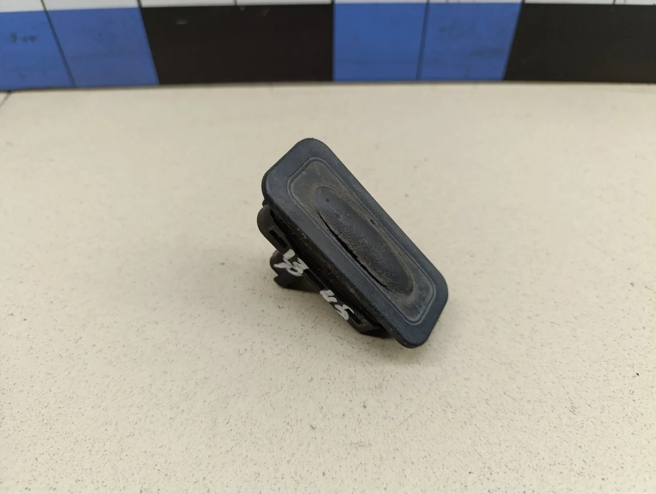 Кнопка открывания багажника Megane II 2002-2009