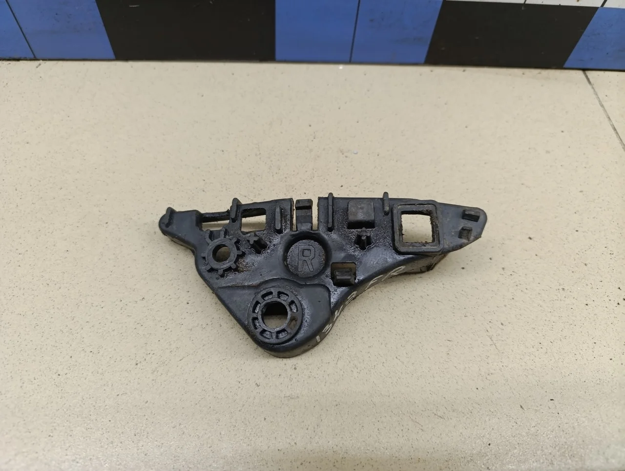 Кронштейн переднего бампера правый Fluence 2010>