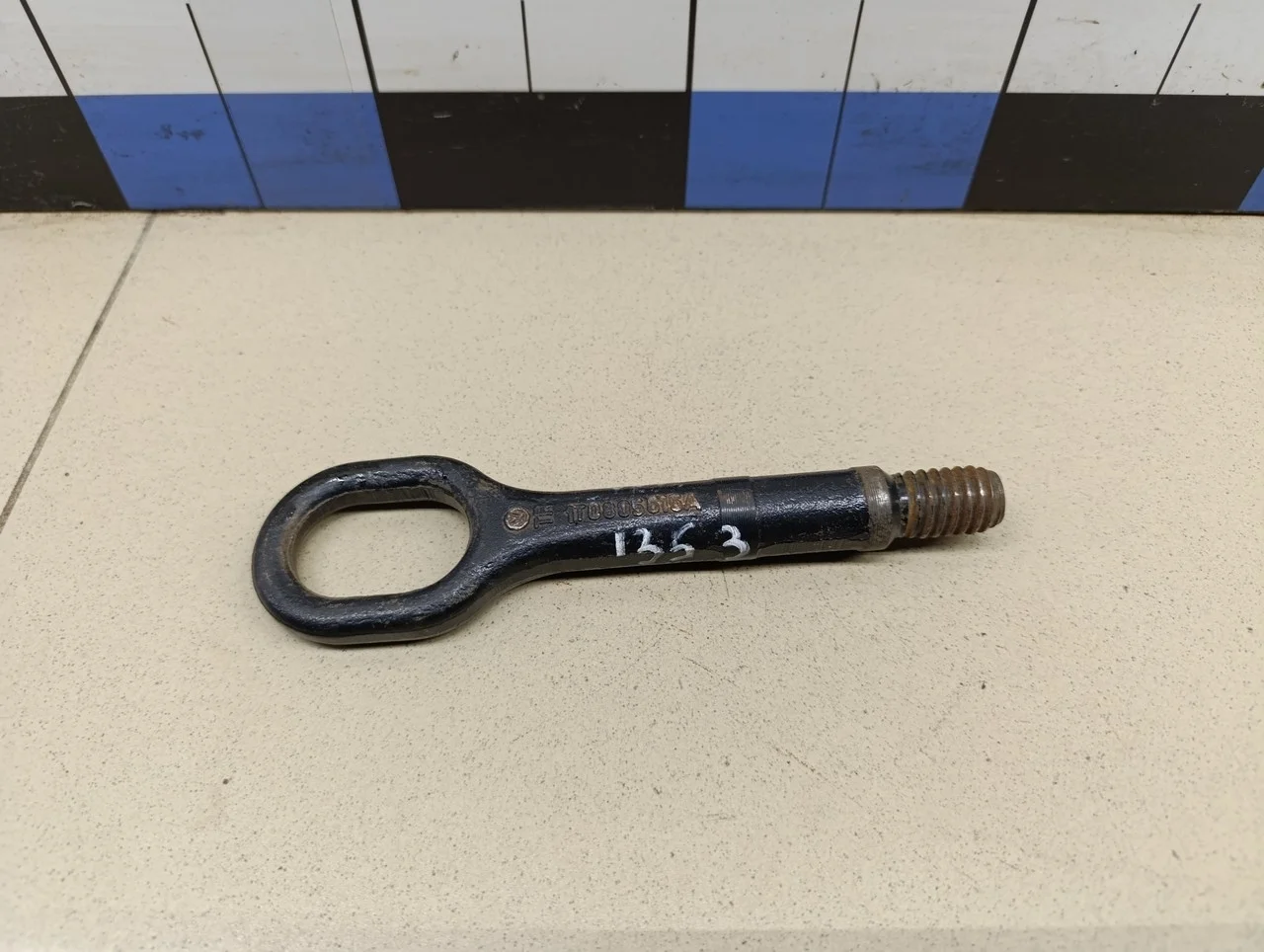 Крюк буксировочный  Passat [B6] 2005-2010