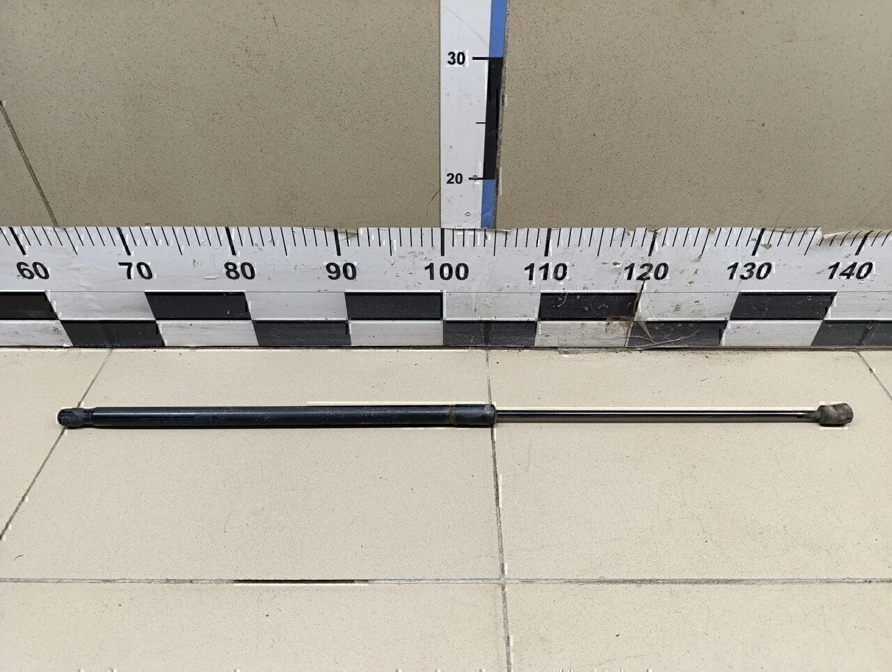 Амортизатор капота Golf V 2003-2009