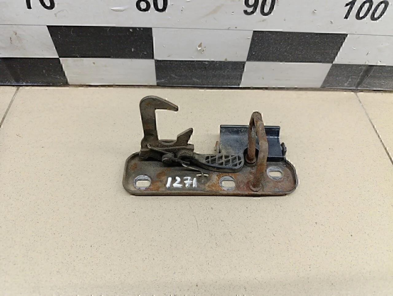 Крючок капота Tiguan 2011-2016