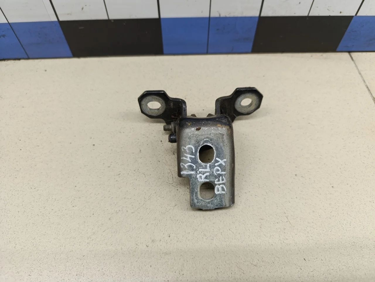 Петля двери задней левой верхняя Fluence 2010>