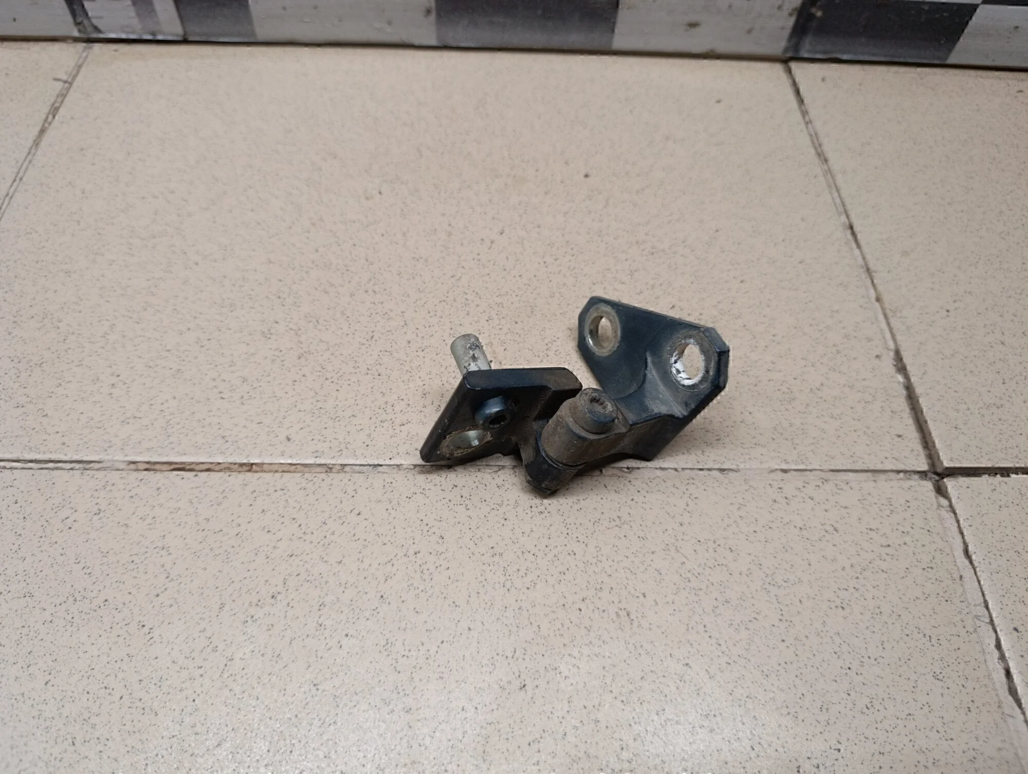 Петля двери передней правой верхняя Golf V 2003-2009