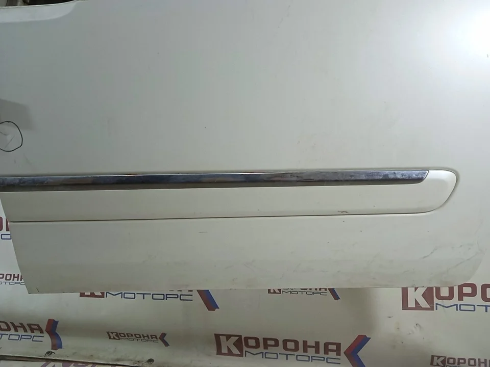 Дверь передняя правая Б/У мелкая ржавчина и вмятинки