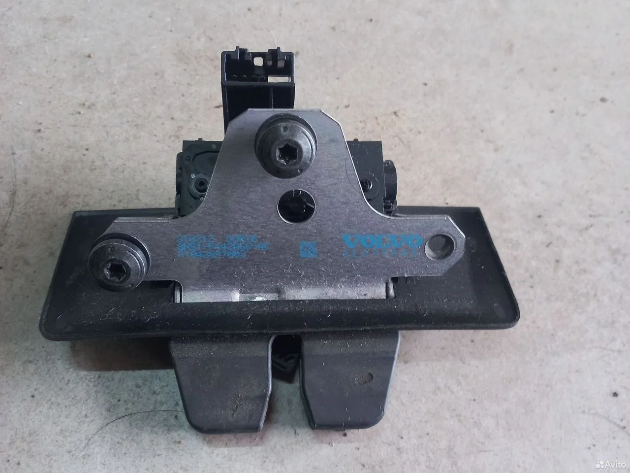 Замок крышки багажника на volvo xc60