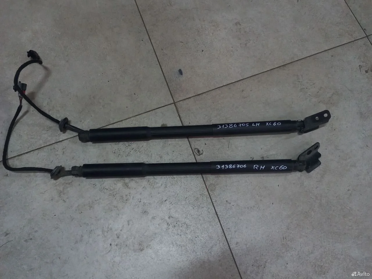 Амортизатор крышки багажника на volvo xc60