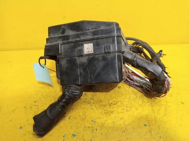 Корпус блока предохранителей Mitsubishi Outlander XL 2006-2012