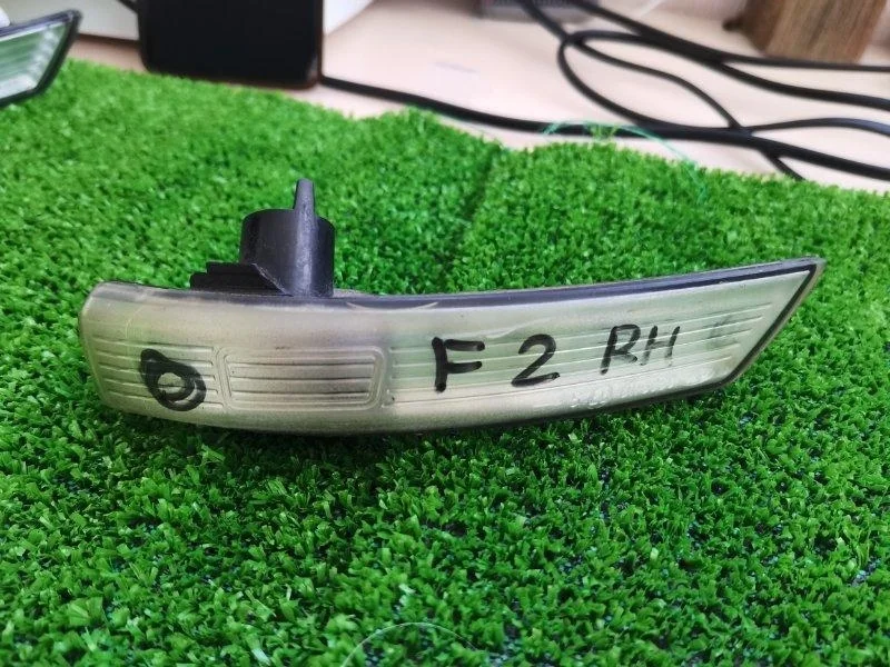 Повторитель поворотника зеркало rh ford Focus 2 2008-2011