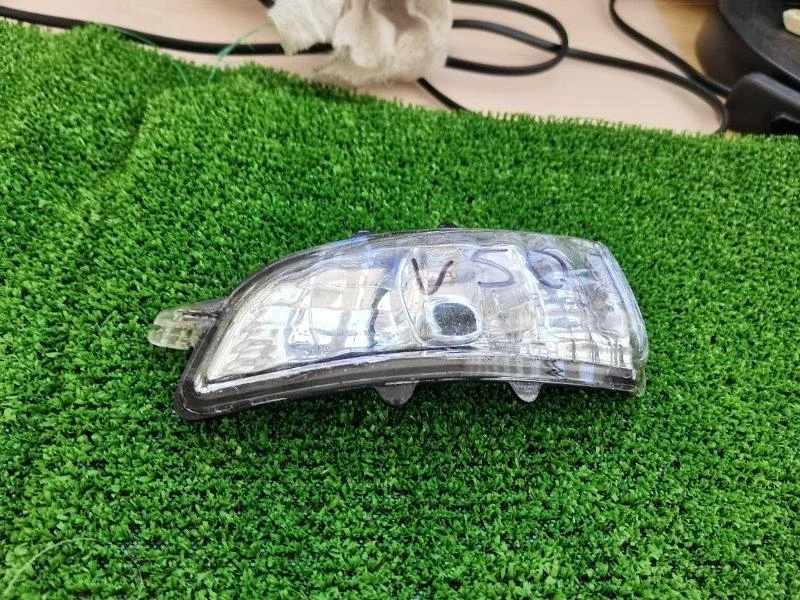 Повторитель поворотника зеркало volvo v50 2008-2012