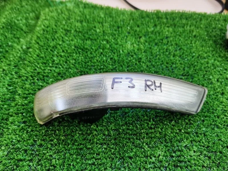 Повторитель поворотника зеркало rh ford Focus 3 2011-2019