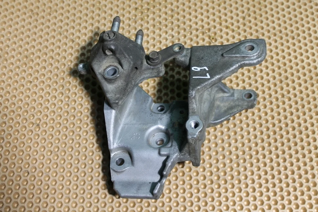 Б.у. кронштейн опоры двигателя MITSUBISHI LANCER CS3A MITSUBISHI LANCER CS3A 1.6 2000-2011