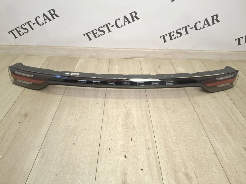 Фонарь в крышку багажника Porsche Cayenne 3 2018- PO536