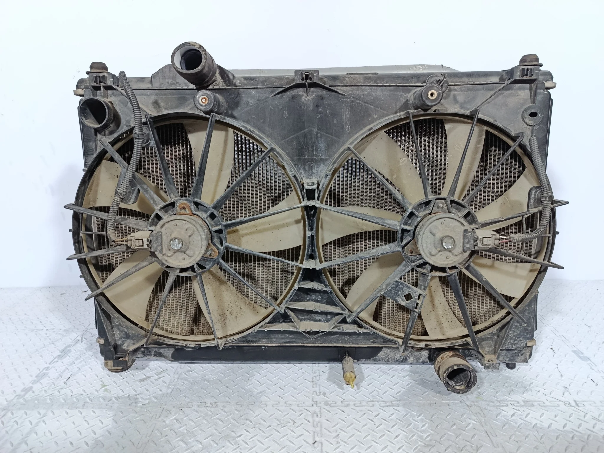 РАДИАТОР ДВИГАТЕЛЯ TOYOTA LEXUS 1640031370 KB1636