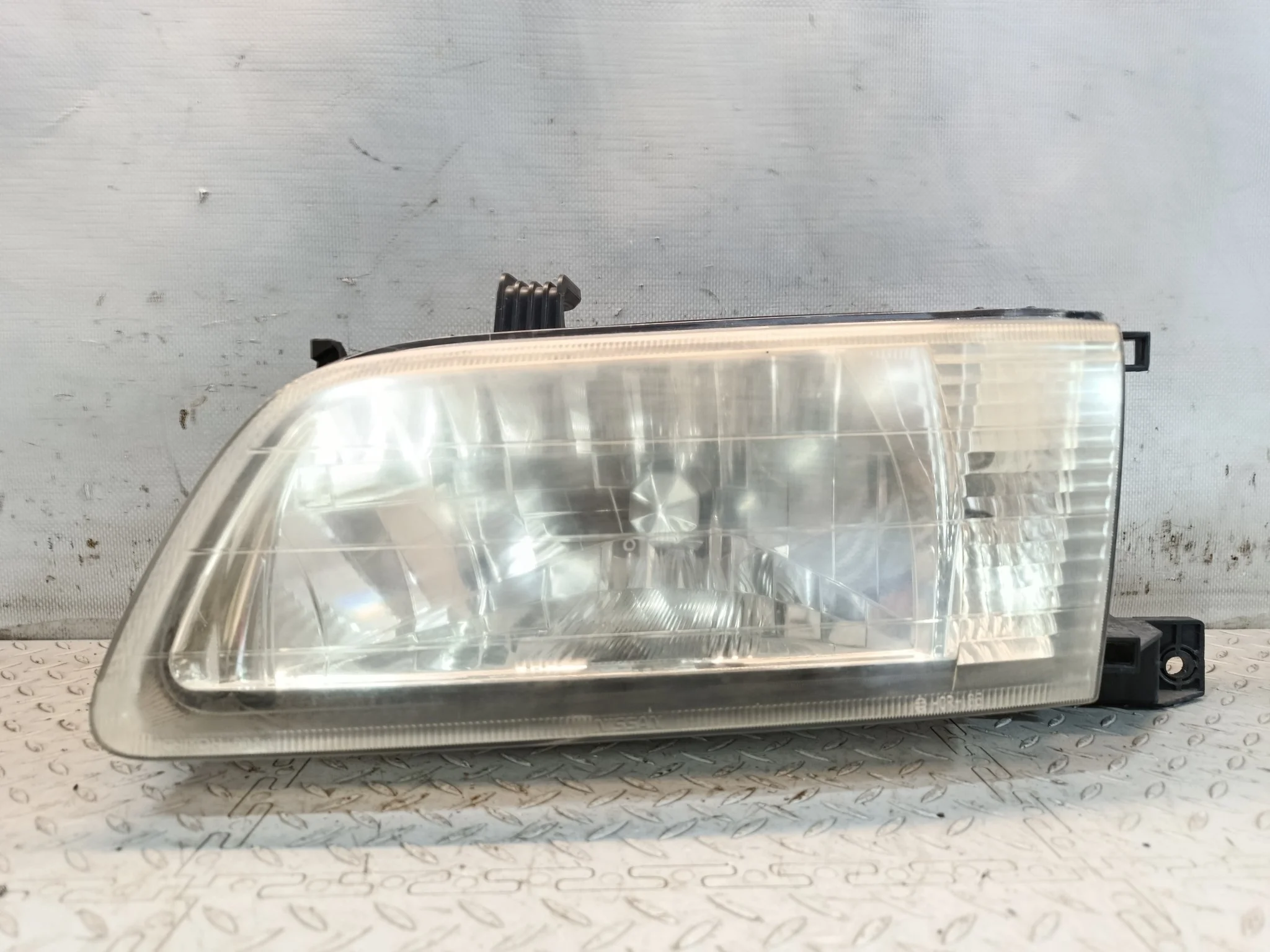 ФАРА NISSAN ЛЕВАЯ 260604M429 KE772