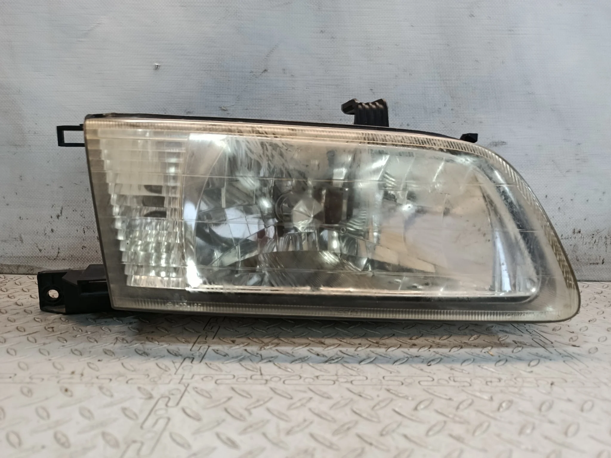 ФАРА NISSAN ПРАВАЯ 260104M429 KE772