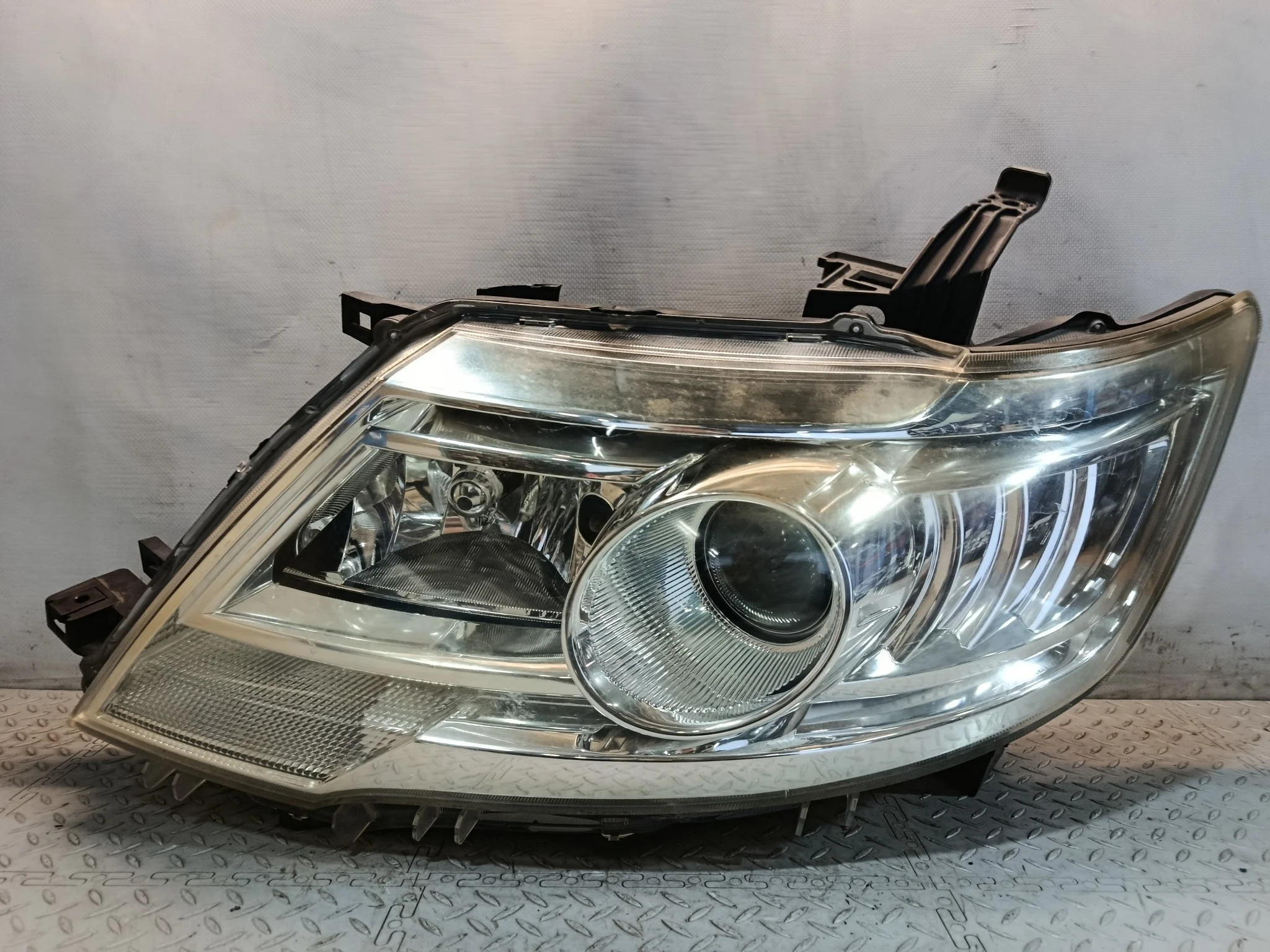 ФАРА NISSAN SUZUKI ЛЕВАЯ 260601GK1A KB1522