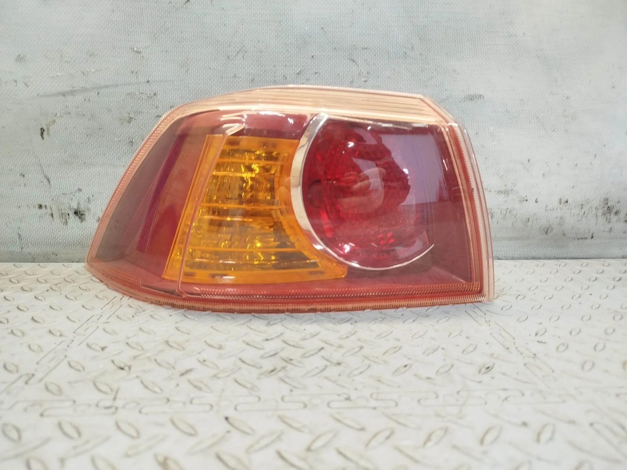 ФОНАРЬ MITSUBISHI ЛЕВЫЙ 8330A555 KE777