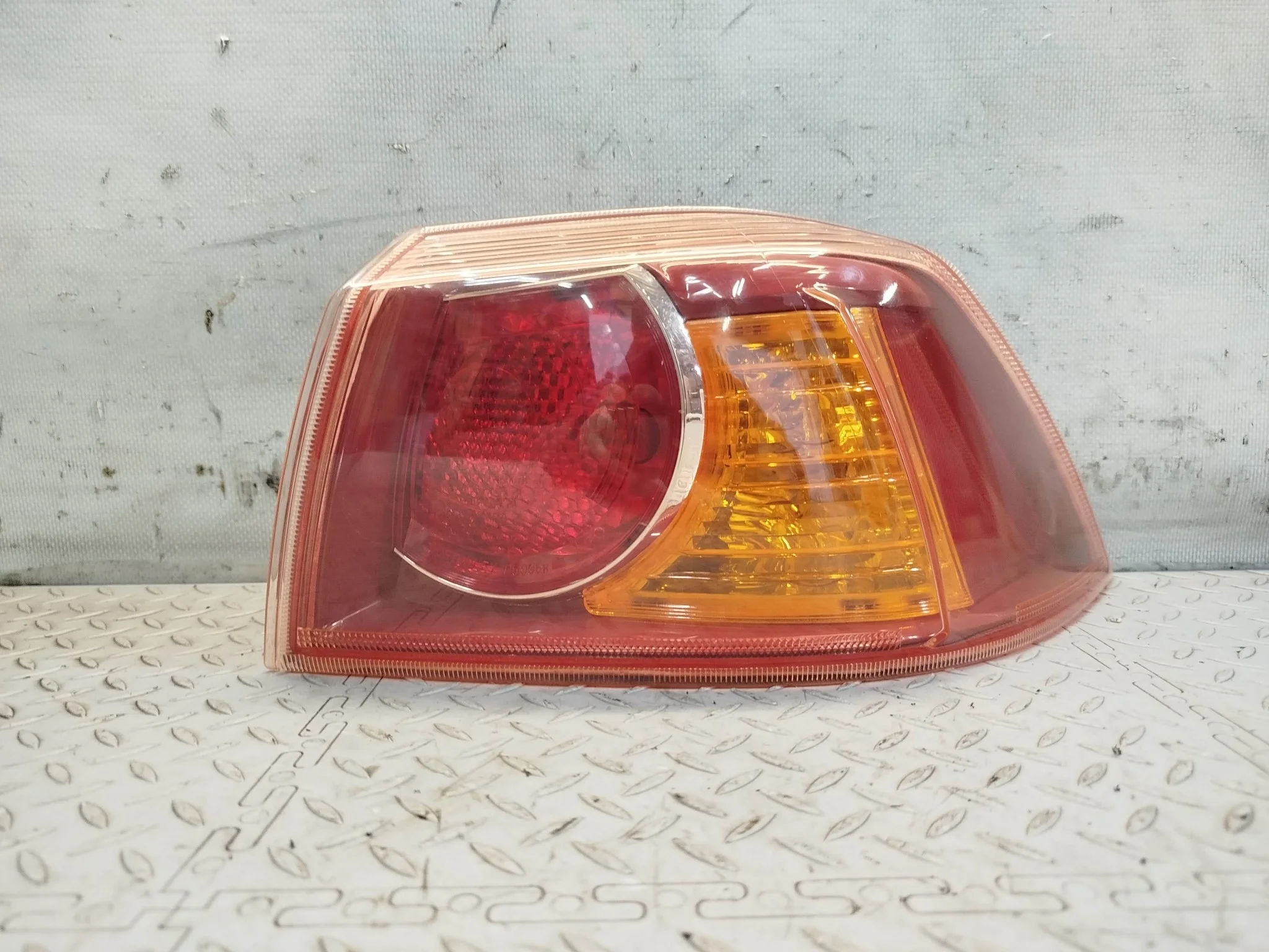 ФОНАРЬ MITSUBISHI ПРАВЫЙ 8330A556 KE777