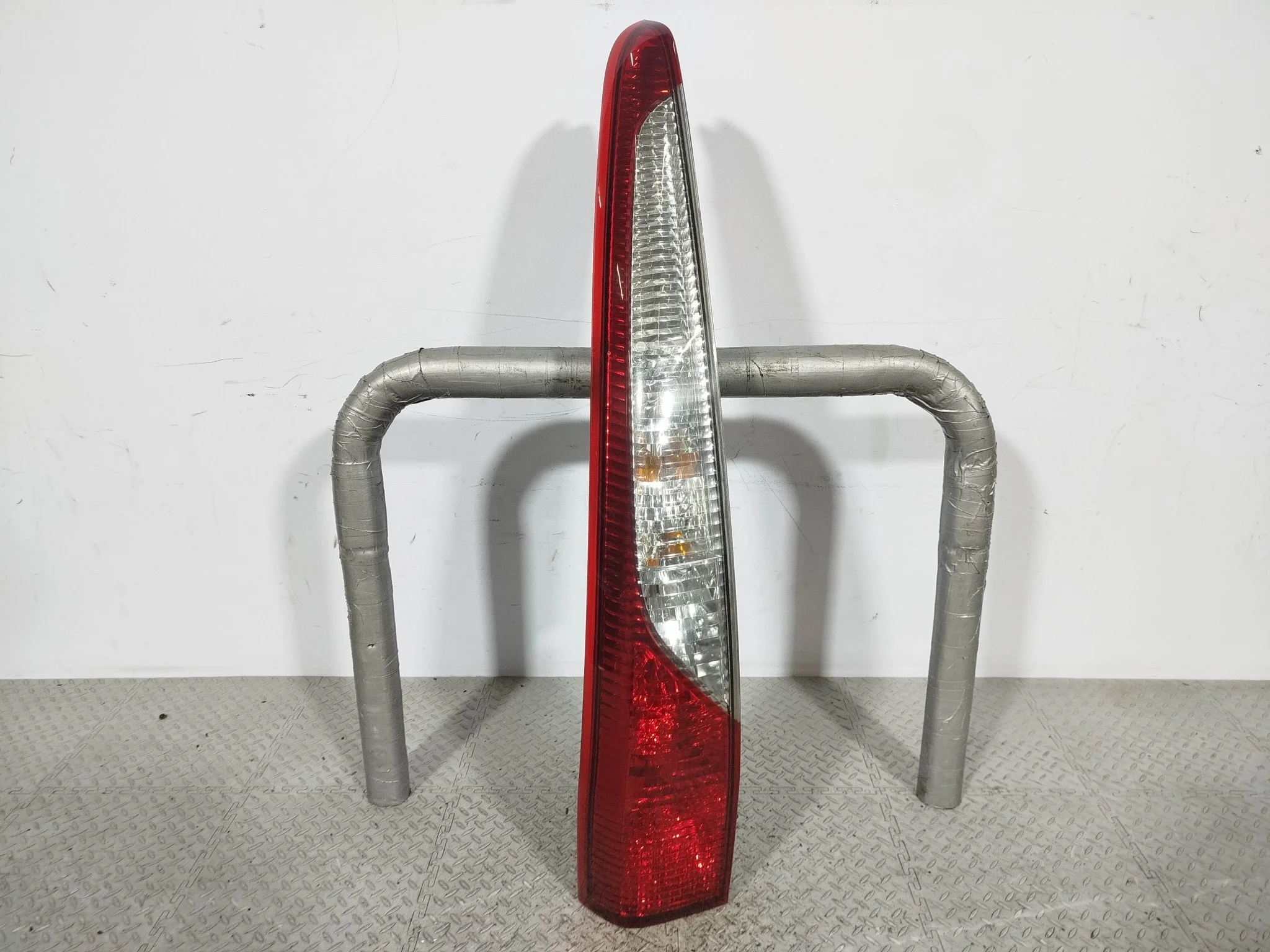 ФОНАРЬ MITSUBISHI ЛЕВЫЙ MN161023 KE781