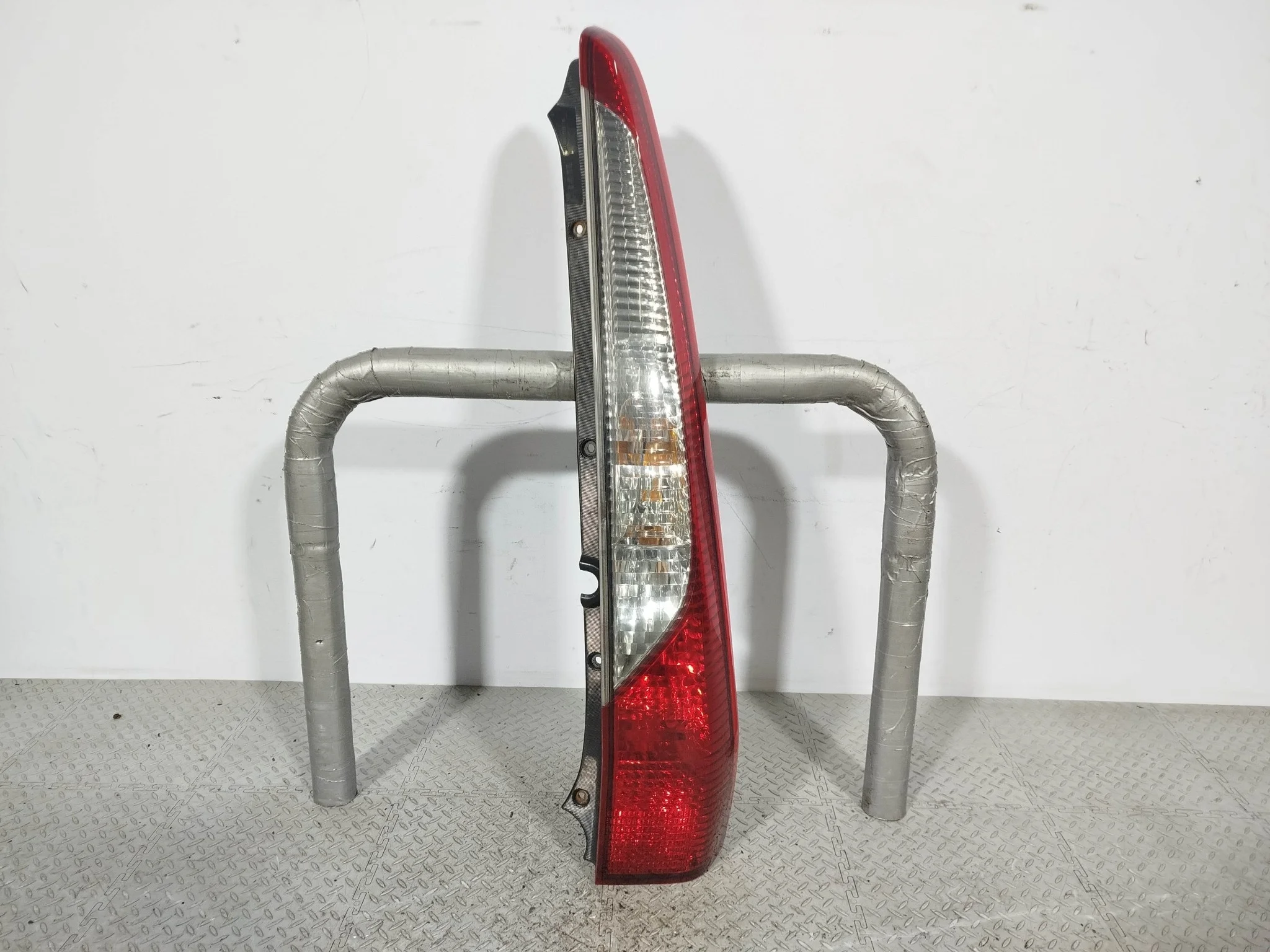 ФОНАРЬ MITSUBISHI ПРАВЫЙ MN161024 KE781