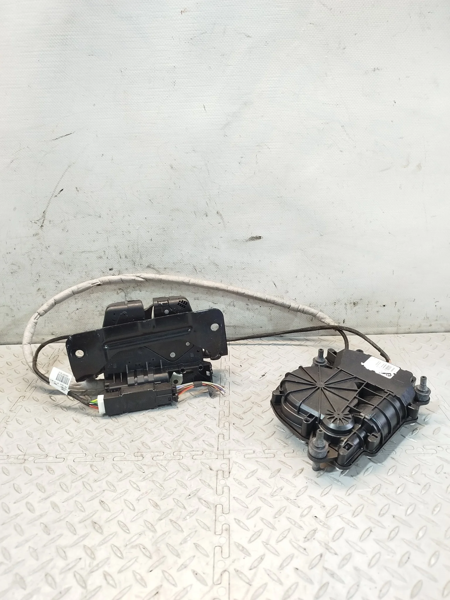 ЗАМОК БАГАЖНИКА BMW 51247233025