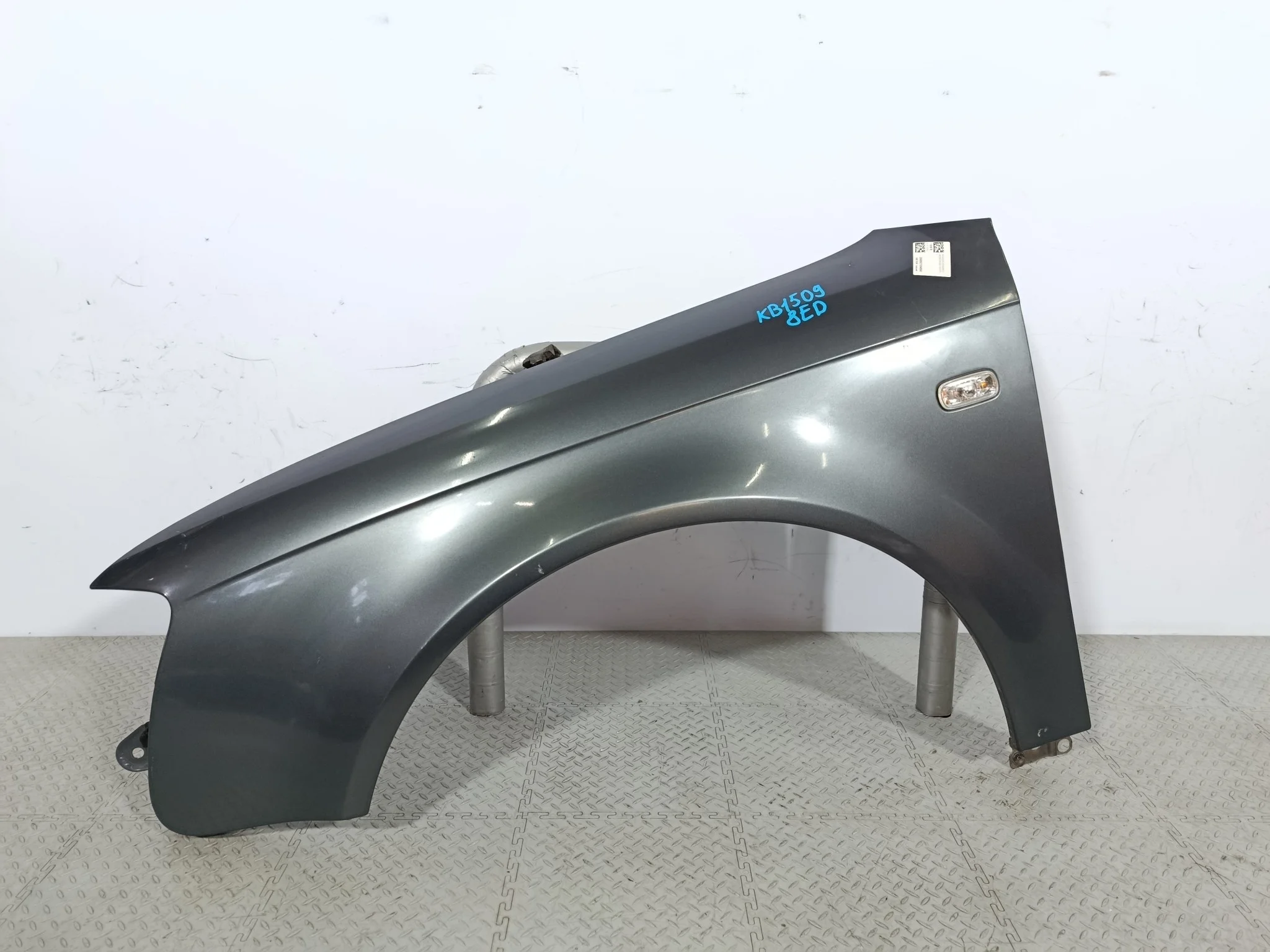 КРЫЛО AUDI A4 8E0821105F ПЕРЕДНЕЕ ЛЕВОЕ серый KB1509